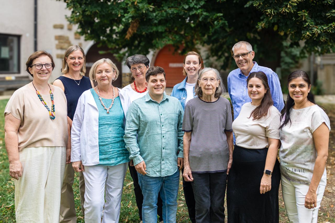 Gruppenbild mit 10 Personen vor einem Baum